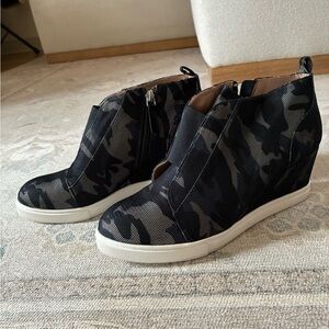 L. Paolo Stylish Camouflage Wedge Ankle Boots